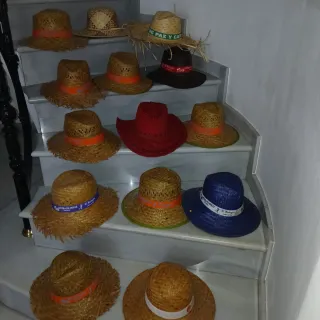 Lote de Sombreros: Beige y Rojo