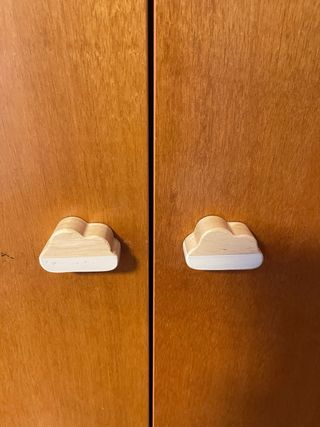 Tirador de armario de madera. Diseño de oso y nube