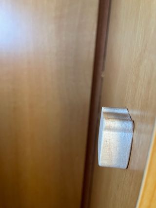 Tirador de armario de madera. Diseño de oso y nube