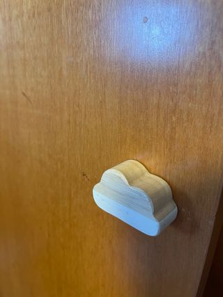 Tirador de armario de madera. Diseño de oso y nube