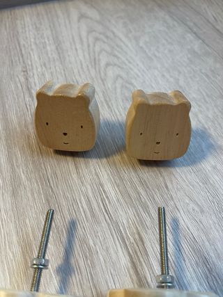Tirador de armario de madera. Diseño de oso y nube