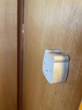 Tirador de armario de madera. Diseño de oso y nube