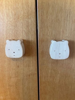 Tirador de armario de madera. Diseño de oso y nube
