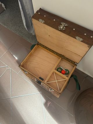 Piccolo mobiletto porta oggetti in vimini
