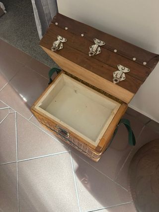 Piccolo mobiletto porta oggetti in vimini