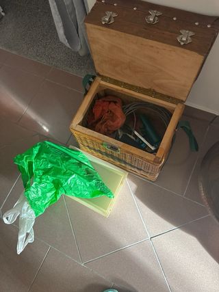 Piccolo mobiletto porta oggetti in vimini