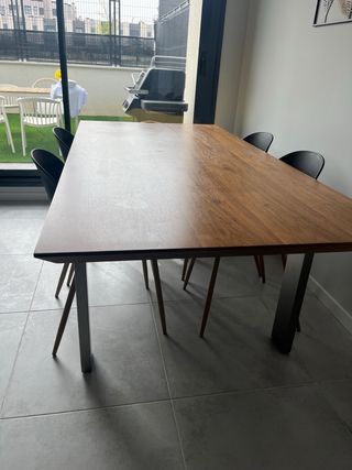 Mesa comedor y 4 sillas negras