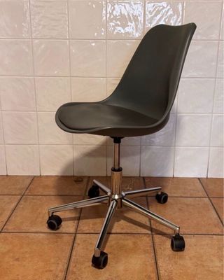 Silla de oficina gris con ruedas nordica