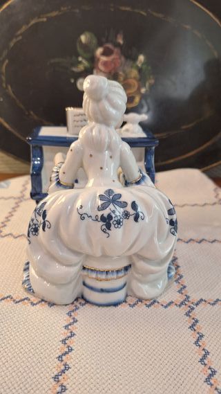 Figura porcelana dama piano Bridgerton