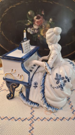 Figura porcelana dama piano Bridgerton