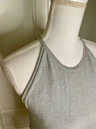 Top punto halter gris con flecos y cenefa