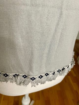 Top punto halter gris con flecos y cenefa