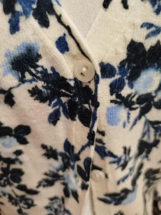 Chaqueta floral azul y blanca