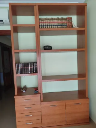 Estantería de madera marrón