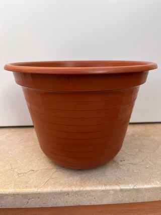solo 1€  Maceta de plástico marrón