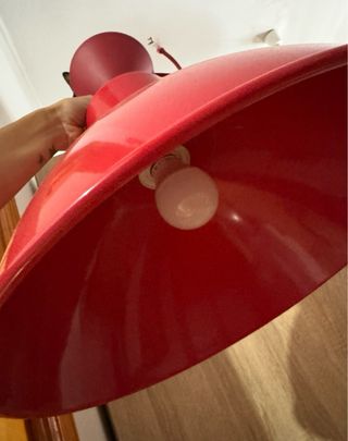 Lámpara colgante roja de metal