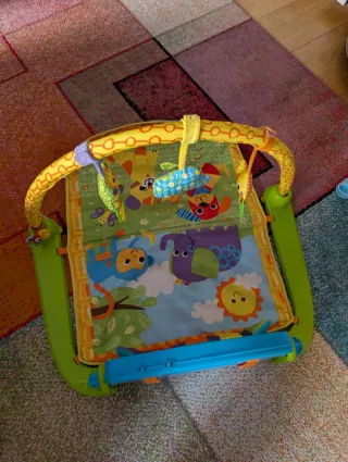 Parque de juegos para bebé con piano