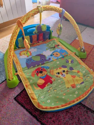 Parque de juegos para bebé con piano