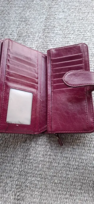 Cartera color burdeos de piel