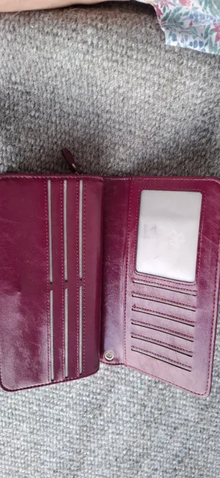 Cartera color burdeos de piel