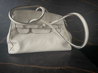 Bolso de cuero blanco con asas