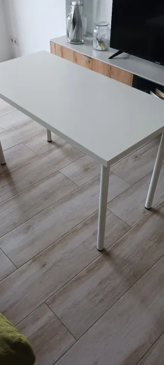 Mesa blanca con patas metálicas