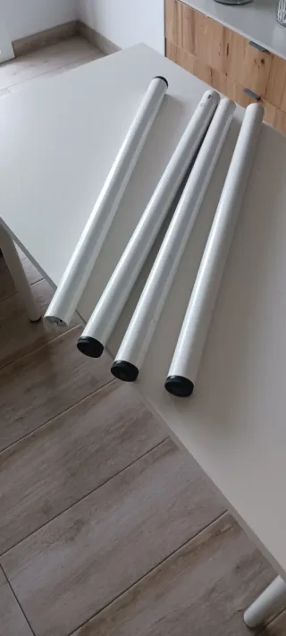 Mesa blanca con patas metálicas