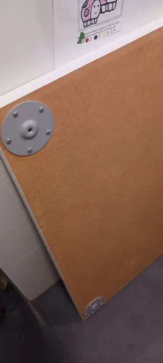 Mesa blanca con patas metálicas