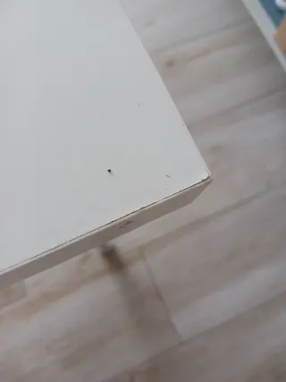 Mesa blanca con patas metálicas