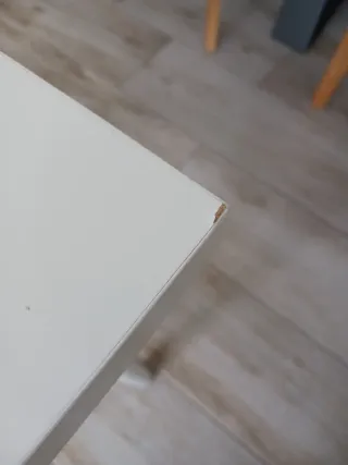 Mesa blanca con patas metálicas