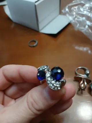 Anillo con piedras azules y plateado