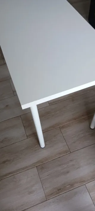 Mesa blanca y madera