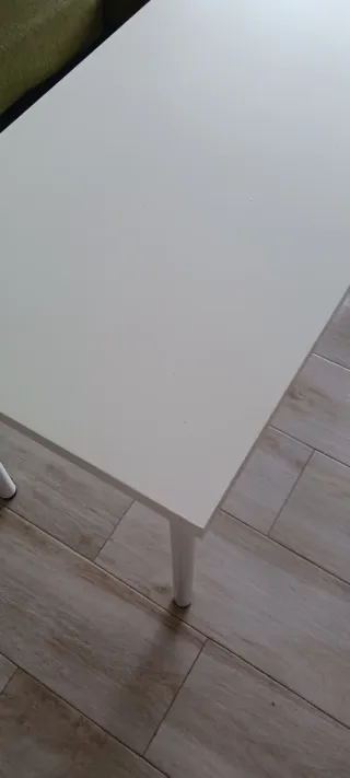 Mesa blanca y madera
