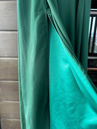 Vestido largo verde con escote dorado