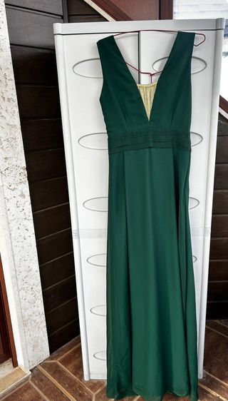 Vestido largo verde con escote dorado