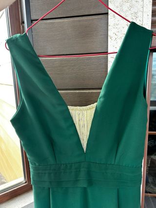 Vestido largo verde con escote dorado