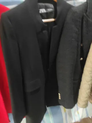 Lote 4 chaquetas Zara: roja, negra y beige