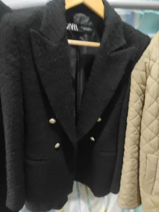 Lote 4 chaquetas Zara: roja, negra y beige