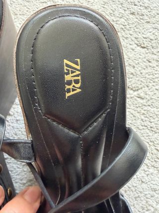 Sandalias de cuña Zara negras