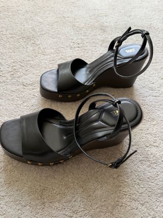 Sandalias de cuña Zara negras