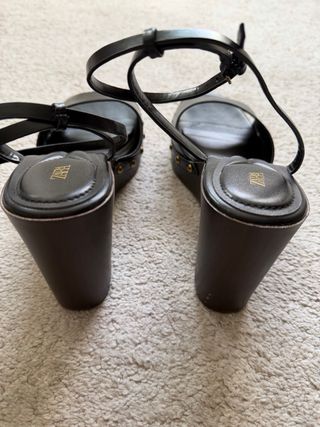 Sandalias de cuña Zara negras