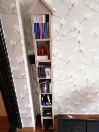 Estantería de madera beige