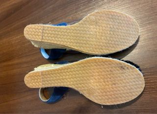 Zapatos transparentes con pompón azul talla 38