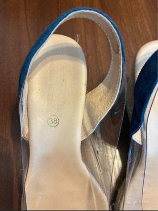 Zapatos transparentes con pompón azul talla 38