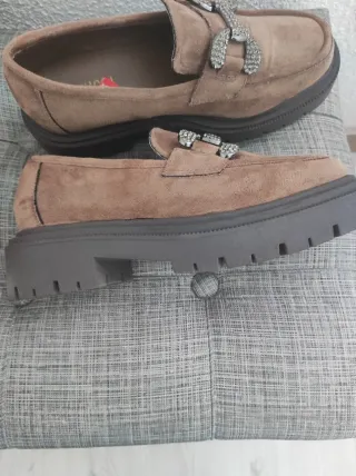 Zapatos mujer ante detalle pedrería