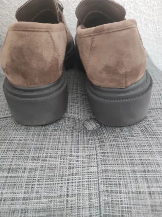 Zapatos mujer ante detalle pedrería