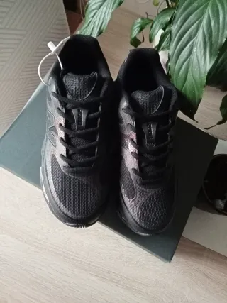 Zapatillas New Balance Negras y Rojas