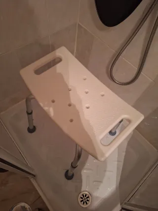 Taburete de ducha antideslizante.