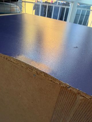 Cassettiera blu con struttura in legno