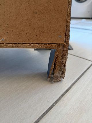 Cassettiera blu con struttura in legno